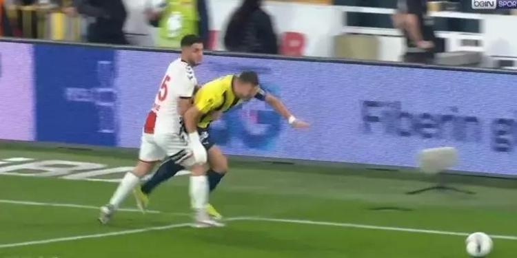 Fenerin maçında penaltı var Hakem görmezden geldi