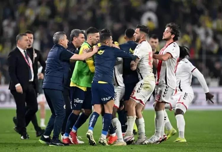 Fenerin maçında penaltı var Hakem görmezden geldi