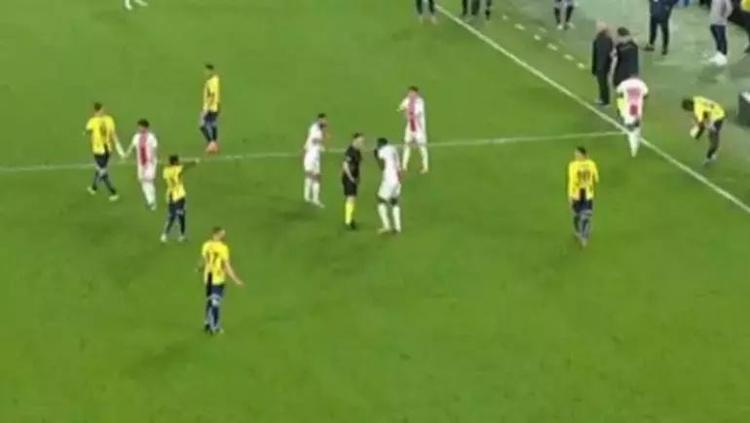 Fenerin maçında penaltı var Hakem görmezden geldi