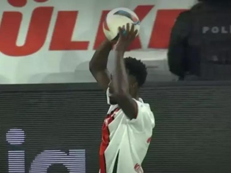 Fenerin maçında penaltı var Hakem görmezden geldi