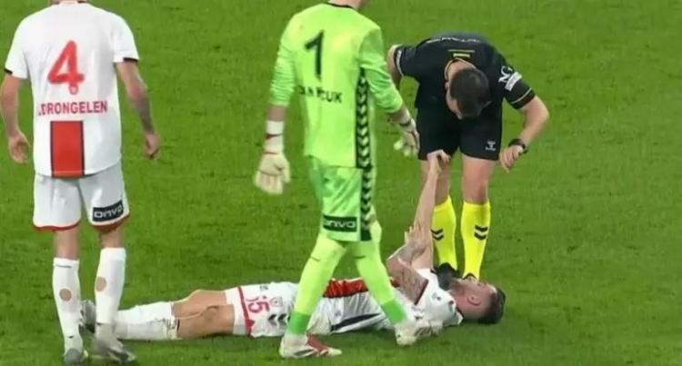 Fenerin maçında penaltı var Hakem görmezden geldi