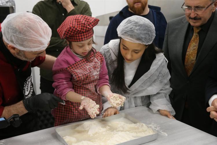 Tokatta down sendromlu çocuklar ramazan pidesi yaptı