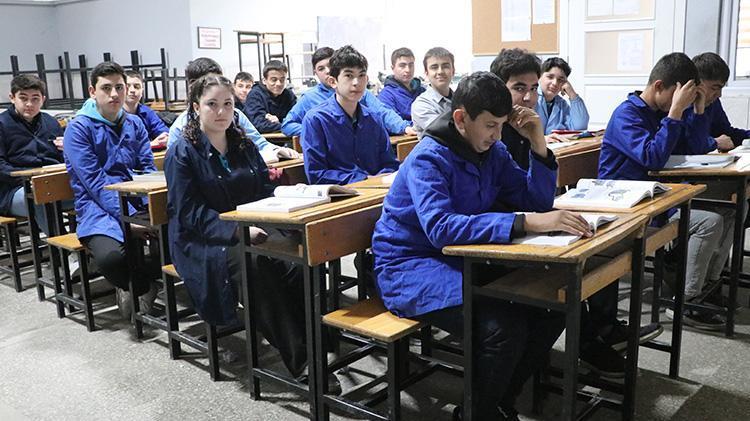 Önyargıları yıktı Kayserililere bir ilki gösterdi Yüzlerce erkek öğrencinin içinde tek başına hayalinin peşinden gidiyor