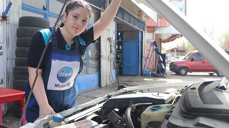 Önyargıları yıktı Kayserililere bir ilki gösterdi Yüzlerce erkek öğrencinin içinde tek başına hayalinin peşinden gidiyor