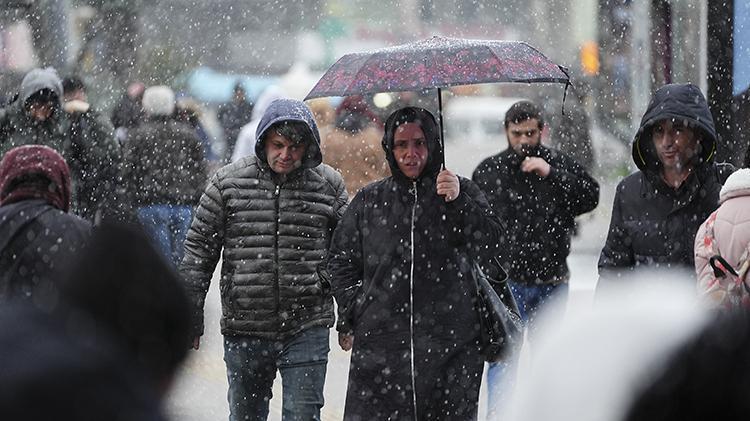 Kar yağışı İstanbulda başladı Meteoroloji son dakika uyardı, daha da etkili olacak, saat verildi