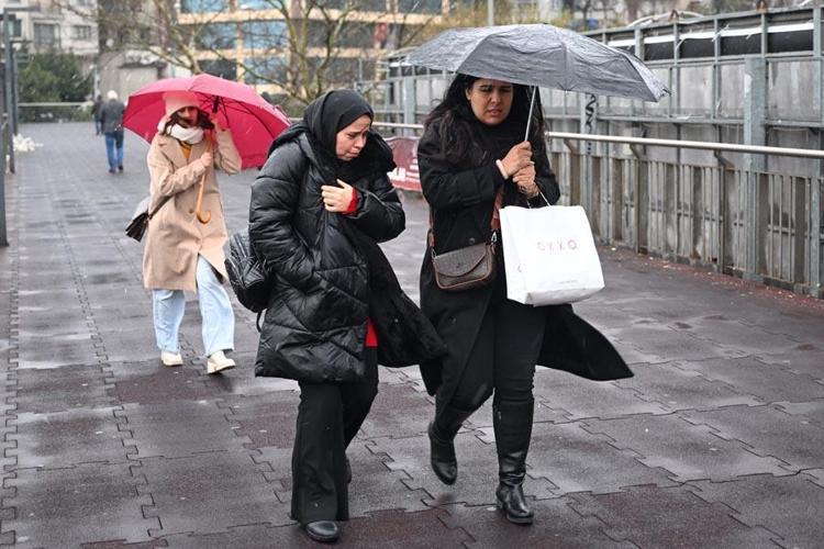 Kar yağışları İstanbula geri döndü Yaz havası gitti dondurucu soğuklar geldi