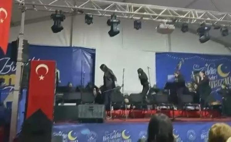 Ramazan etkinliğinde sahne çöktü Korku dolu anlar...