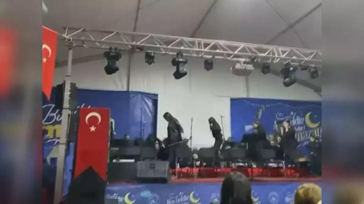 Ramazan etkinliğinde sahne çöktü Korku dolu anlar...