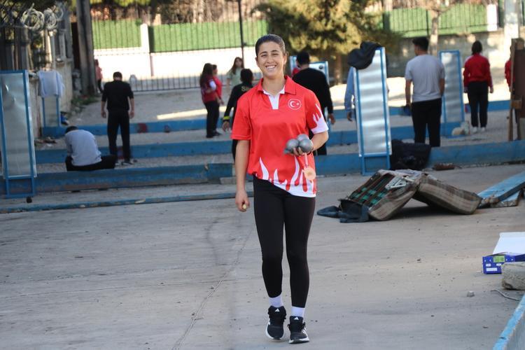 Siirtli İrem madalyaya doymuyor Öğretmeni ışık var dedi, Avrupa birincisi oldu