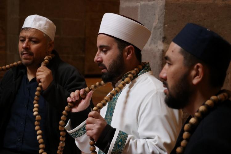- Tespihin tanesinin fazlalığı sabrı öne çıkartıyor