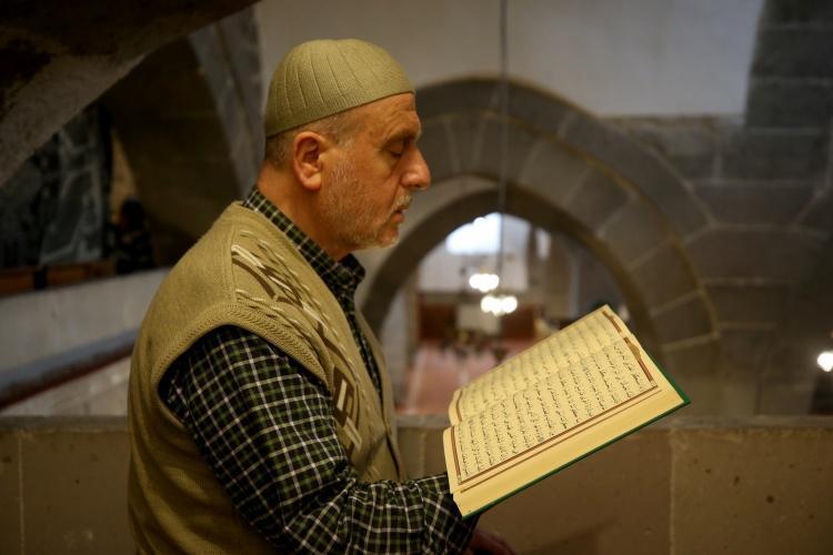 25 yıldır Ramazanı bu ibadetle bitiriyor Kayseride cami kapılarını aşındırıyor