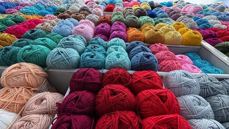 Bolunun tarihi çarşısında yün satarak dünyaya açıldı Eniştesi banka müdürlüğünü bırakıp geldi