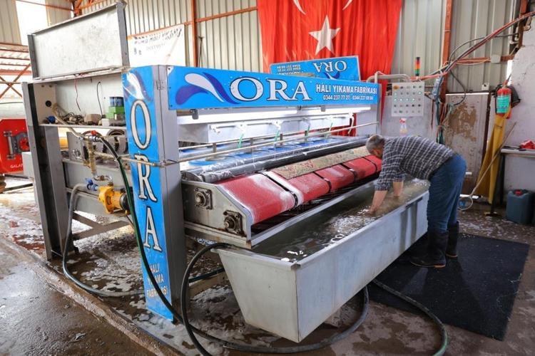 Depremin üzerinden 2 yıl geçti: Yıkamacıda kalan halılar, sahiplerinin hayrına ihtiyaç sahiplerine verildi