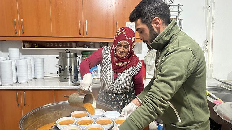 Kayserideki bu köyde 17 yıldan beri süren gelenek bu sene de devam etti Sofralar kuruldu, hep beraber iftarlar yapıldı