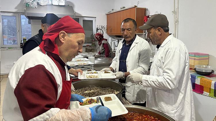 Kayserideki bu köyde 17 yıldan beri süren gelenek bu sene de devam etti Sofralar kuruldu, hep beraber iftarlar yapıldı