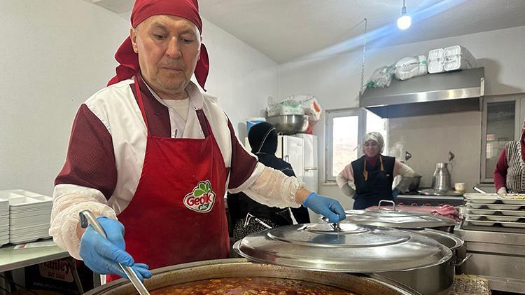 Kayserideki bu köyde 17 yıldan beri süren gelenek bu sene de devam etti Sofralar kuruldu, hep beraber iftarlar yapıldı