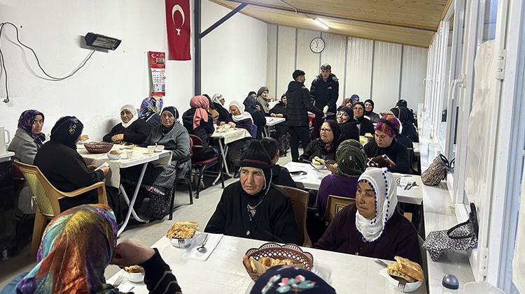 Kayserideki bu köyde 17 yıldan beri süren gelenek bu sene de devam etti Sofralar kuruldu, hep beraber iftarlar yapıldı