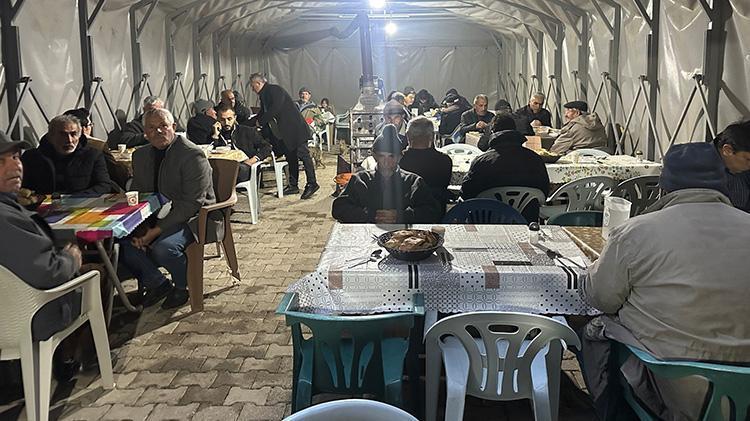 Kayserideki bu köyde 17 yıldan beri süren gelenek bu sene de devam etti Sofralar kuruldu, hep beraber iftarlar yapıldı