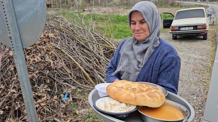 Ellerinde sinilerle iftar yemeğini bekliyor