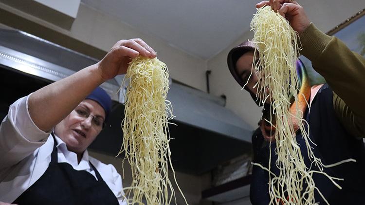 Toprak güveçte pişirilen Erzincanın tescilli kesme kadayıfı Ramazan Bayramı için hazırlanıyor