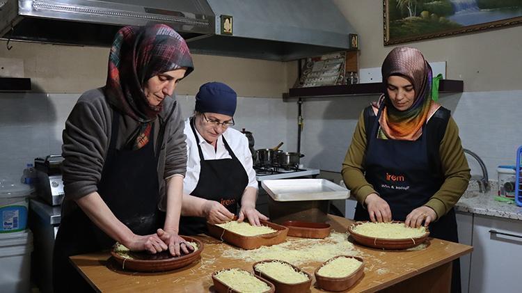 Toprak güveçte pişirilen Erzincanın tescilli kesme kadayıfı Ramazan Bayramı için hazırlanıyor
