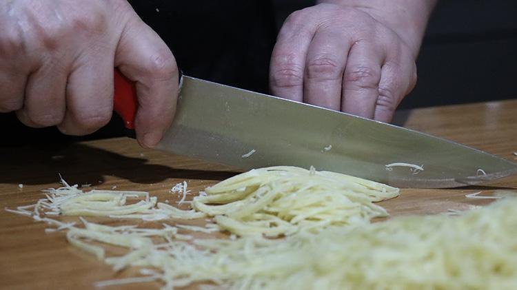 Toprak güveçte pişirilen Erzincanın tescilli kesme kadayıfı Ramazan Bayramı için hazırlanıyor