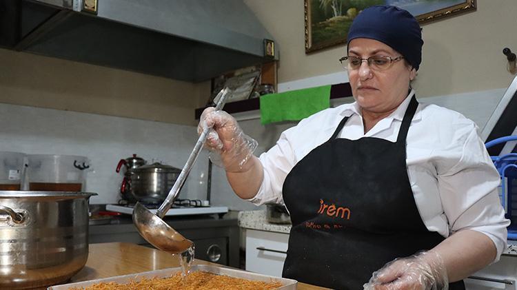 Toprak güveçte pişirilen Erzincanın tescilli kesme kadayıfı Ramazan Bayramı için hazırlanıyor
