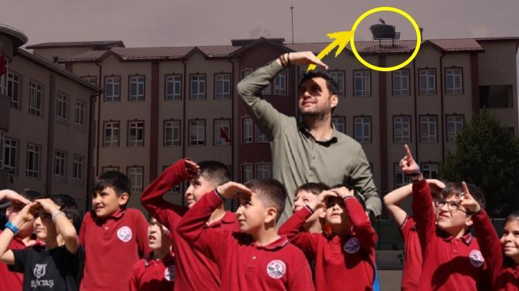 Sivasın maskotu oldu 42 yıldır aynı leylek bu okulun çatısına geliyor