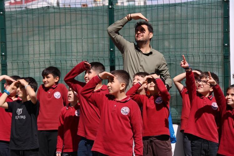 Sivasın maskotu oldu 42 yıldır aynı leylek bu okulun çatısına geliyor