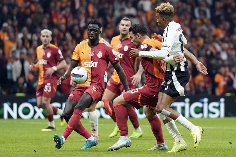 Beşiktaş-Galatasaray derbisi öncesi belli oldu Okan Buruk kadroyu değiştirdi, işte ilk 11ler