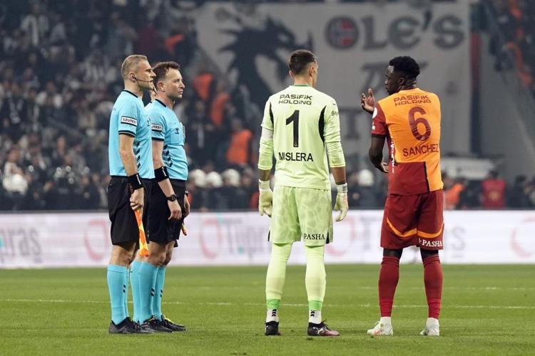 Victor Osimheni zor tuttular Beşiktaş derbisi sonrası çıldırdı: Olay hareket, Muslera araya girdi