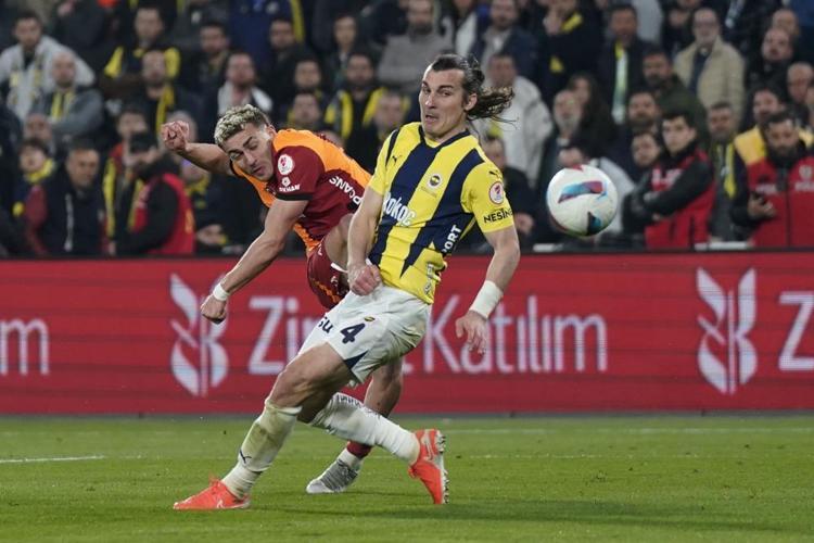 Bu transfer deprem etkisi yaratır Fenerbahçenin eski yıldızı Galatasaraya imza atacak