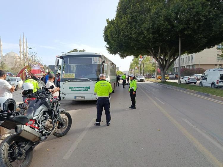 Portakal Çiçeği Karnavalına giderken otobüsün altında kalmıştı Feci kazanın görüntüleri ortaya çıktı