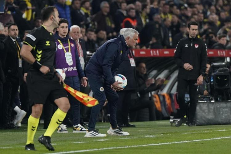 Galatasaraydan olay yaratacak sözler: Okan Hoca, Mourinhoya dersini verdi