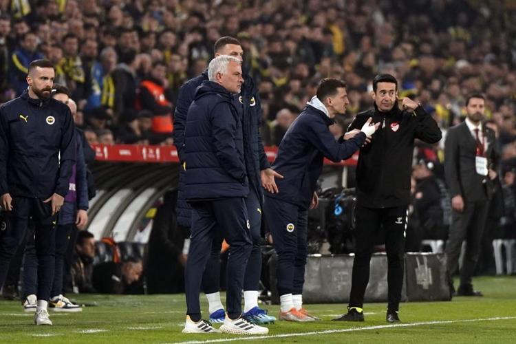 Galatasaraydan olay yaratacak sözler: Okan Hoca, Mourinhoya dersini verdi