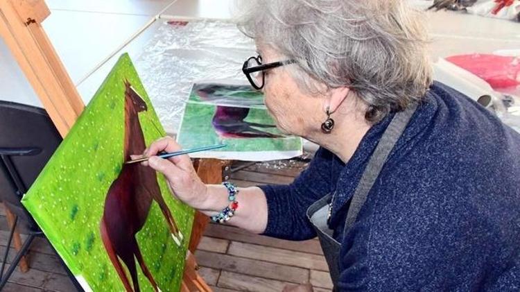 80 yaşında resim yaparak hayata sarılıyor: İnsanın duyguları değişiyor