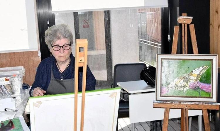 80 yaşında resim yaparak hayata sarılıyor: İnsanın duyguları değişiyor