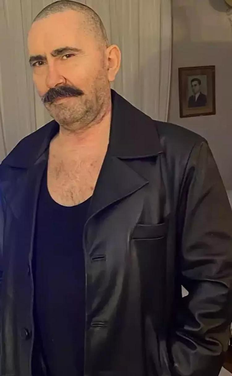 Peker Açıkalın tamamen değişti İmajı yeniledi, saçları sıfıra vurdu