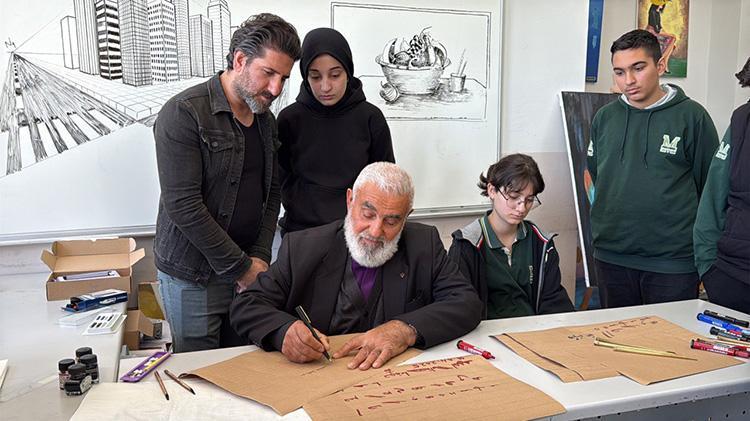 On yaşında başladı,80 yaşında hala devam ediyor: Mardinli Süryani papaz hat tutkusu gençlerin ilham kaynağı oldu