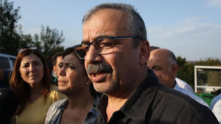 Meclisin uzlaşmacı ismi Sırrı Süreyya Önder 12 saatlik zorlu ameliyat sonrası yaşam mücadelesi veriyor Tüm Türkiye iyi haberi bekliyor