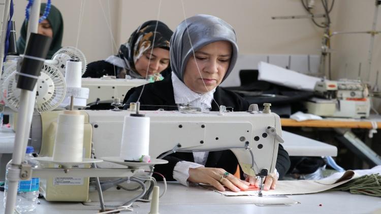 Fabrikadan atık kumaşları alıp kazanca dönüştürdü Ek gelirde yeni yöntem: Üretim yok el emeği var