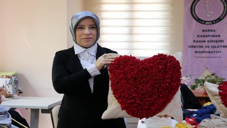 Fabrikadan atık kumaşları alıp kazanca dönüştürdü Ek gelirde yeni yöntem: Üretim yok el emeği var