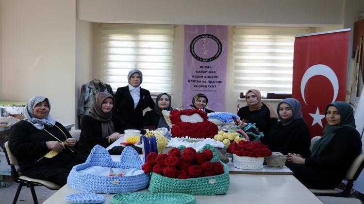 Fabrikadan atık kumaşları alıp kazanca dönüştürdü Ek gelirde yeni yöntem: Üretim yok el emeği var
