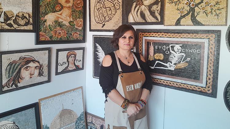 Depremin acısını taşlara yansıtıyor: Hataylı mozaik ustası felaketin izlerini sanatıyla silmeye çalışıyor