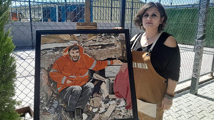 Depremin acısını taşlara yansıtıyor: Hataylı mozaik ustası felaketin izlerini sanatıyla silmeye çalışıyor