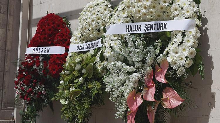 Kalp krizi nedeniyle hayatını kaybetmişti Tarkanın annesi Neşe Tevetoğlu son yolculuğuna uğurlanıyor