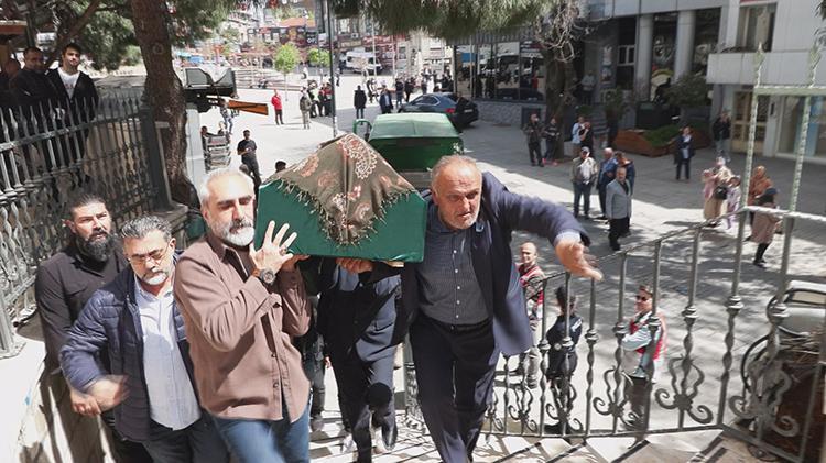 Kalp krizi nedeniyle hayatını kaybetmişti Tarkanın annesi Neşe Tevetoğlu son yolculuğuna uğurlanıyor