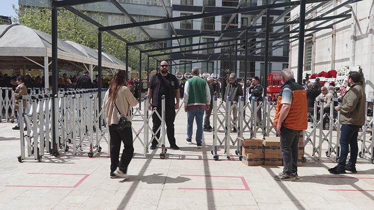 Kalp krizi nedeniyle hayatını kaybetmişti Tarkanın annesi Neşe Tevetoğlu son yolculuğuna uğurlanıyor