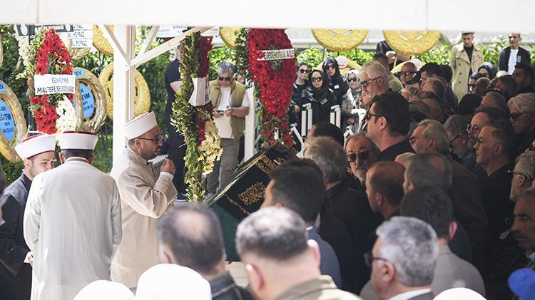 Tarkan annesi Neşe Tevetoğluna böyle veda etti Gözyaşları sel oldu