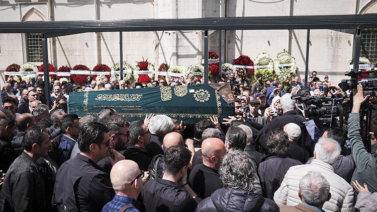 Tarkan annesi Neşe Tevetoğluna böyle veda etti Gözyaşları sel oldu